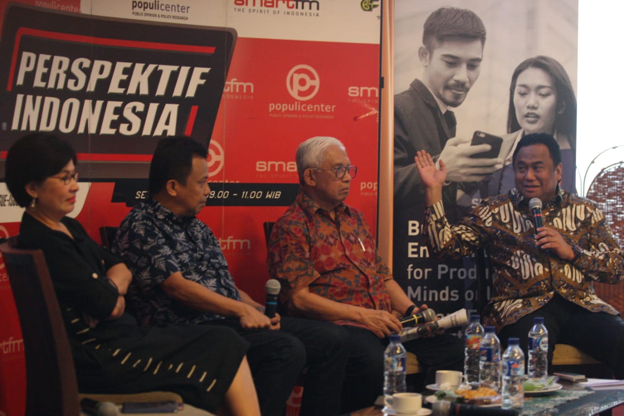 Mantan Mendag yang juga Ketua Dpp Partai NasDem Rachmat Gobel (kanan) bicara dalam diskusi rupiah di Gado-Gado Boplo, Jakarta, Sabtu (8/9).