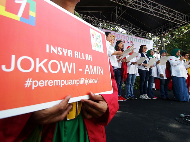 etua Umum Perempuan Indonesia Joko Widodo-Ma'ruf Amin (P-IJMA) Ida Fauziah (kedua kanan) bersama para perempuan partai pengusung memimpin Deklarasi P-IJMA di Rumah Aspirasi, Jakarta, Sabtu (22/9/2018). 