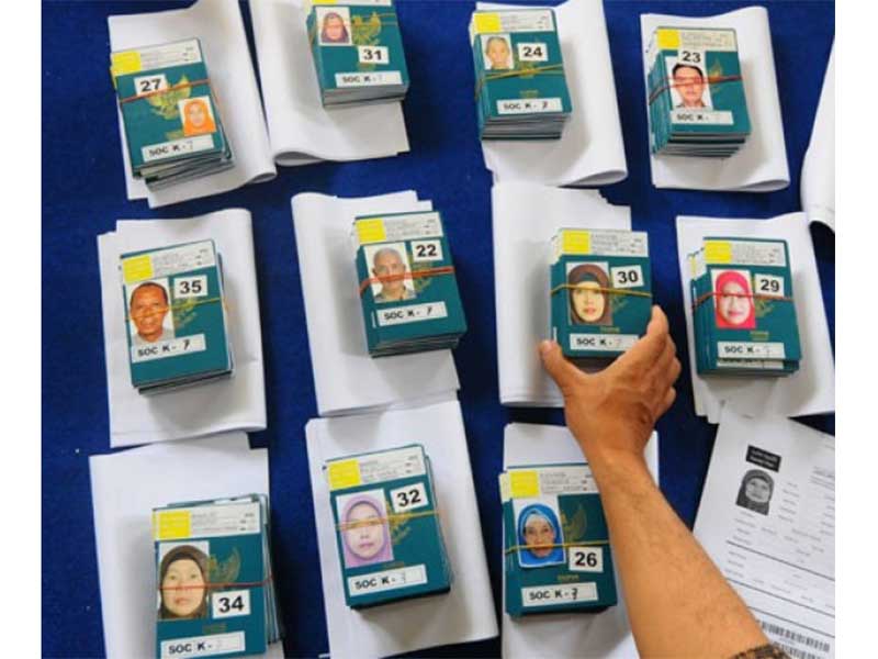 Kesiapan Visa Haji Gelombang Pertama Petugas Panitia Penyelenggara Ibadah Haji (PPIH) menata dokumen paspor dan visa jamaah calon haji di Asrama Haji Donohudan, Boyolali, Jawa Tengah, Kamis (27/7/2017). Menurut data Kementerian Agama, sebanyak 102.663 visa