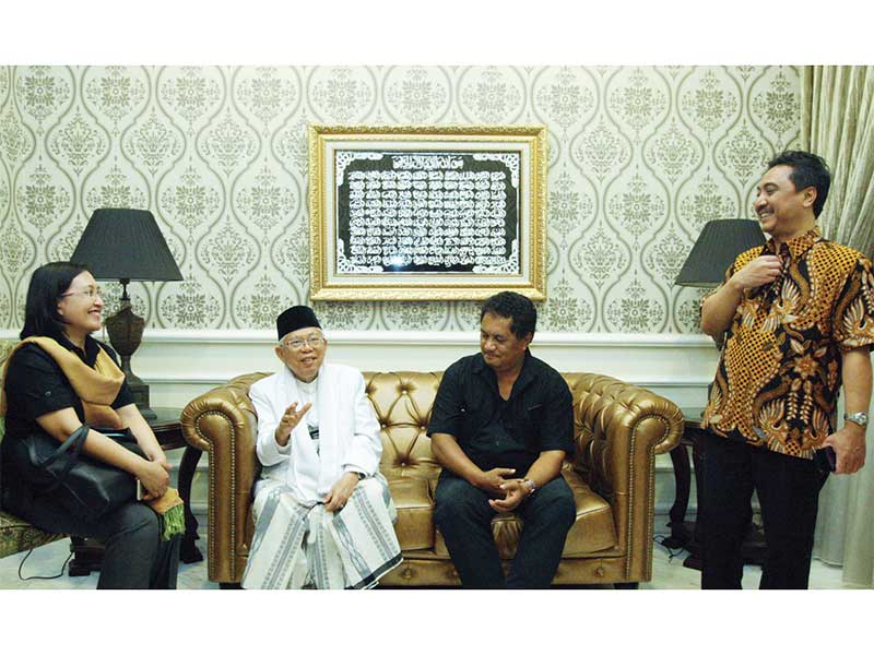 KUNJUNGAN MEDIA GROUP KE CAWAPRES MA’RUF AMIN: Cawapres Ma’ruf Amin berbincang dengan Deputi Direktur Pemberitaan Media Indonesia Gaudensius Suhardi (kedua dari kanan) disaksikan Pemimpin Redaksi Medcom.id, Abdul Kohar (kanan), dan Wakil Pemred Metro TV Nu