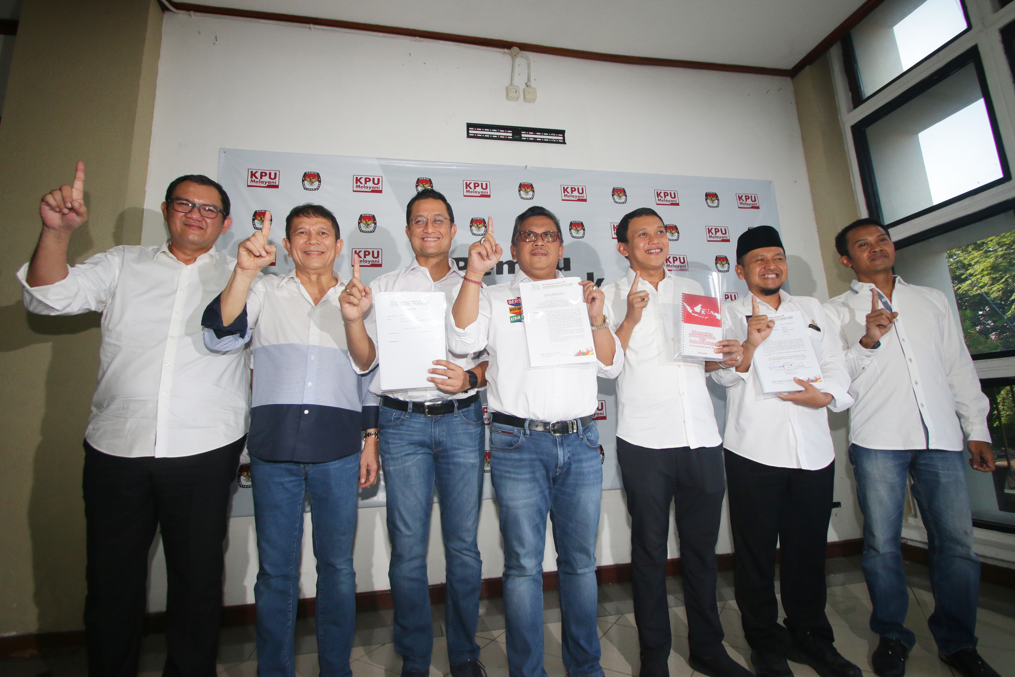  Sekjen PDIP Hasto Kristiyanto (tengah) bersama tim Koalisi Indonesia Kerja menyerahkan laporan dana awal kampanye pasangan Calon Presiden dan Wakil Presiden nomor urut 01 Joko Widodo-Maruf Amin di Gedung KPU, Jakarta, Sabtu (22/9).