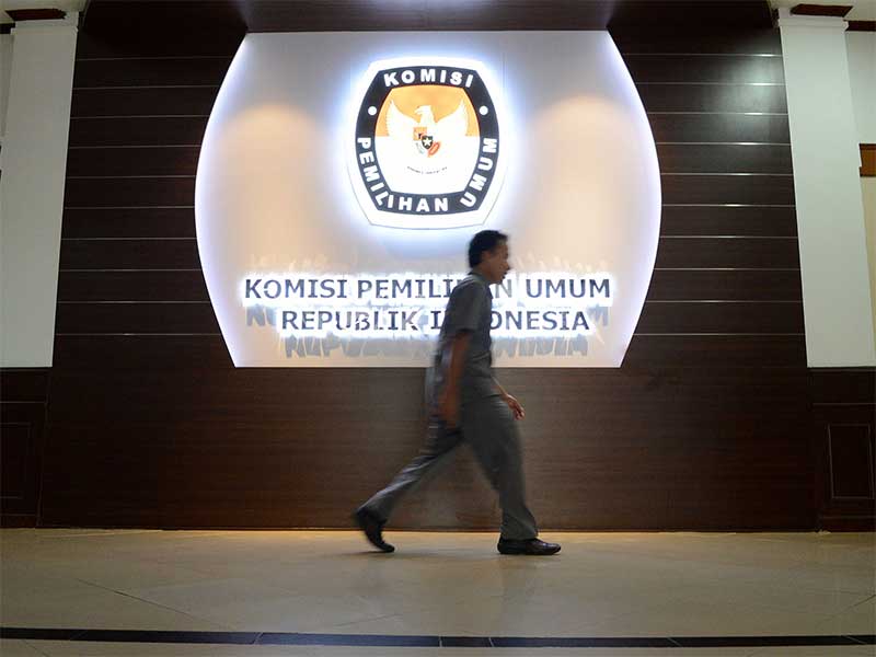  Pegawai Komisi Pemilihan Umum (KPU) melintas di depan logo lembaga di Kantor KPU, Imam Bonjol, Jakarta Pusat