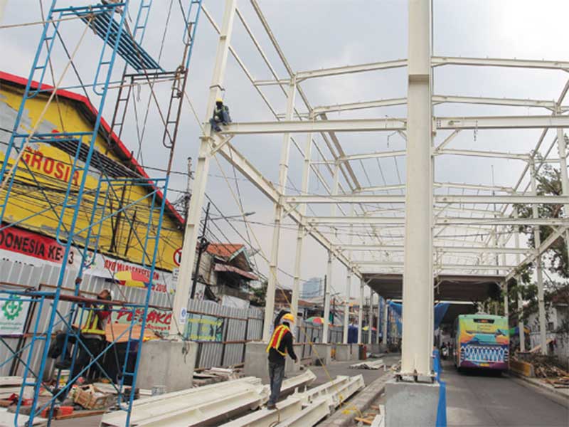 Pekerja menyelesaikan proyek pembangunan jembatan multiguna (sky bridge) Tanah Abang di Jakarta, Jumat (7/9/2018)