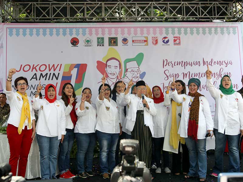 Calon wakil presiden nomor urut 1, KH Ma’ruf Amin (tengah), menerima dukungan dan deklarasi perwakilan perempuan dari sembilan partai politik (parpol) yang tergabung dalam Perempuan Indonesia untuk Jokowi-Ma’ruf Amin (PIJMA) di Rumah Aspirasi, Jakarta, Sab
