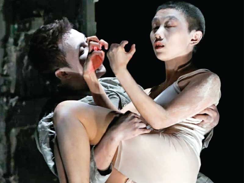 Teater Ash asal Hong Kong lewat pentas City of Darkness pada Kamis (6/9) di Gedung Graha Bhakti Budaya, Jakarta, menyingkap tabir kelam Kowloon Walled City di Hong Kong
