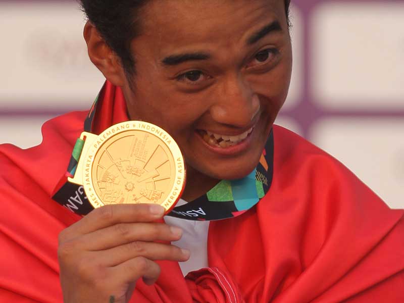 Atlet Jet Ski Indonesia asal DKI Jakarta Aqsa Sutan Aswar menunjukkan medali emas yang diraihnya di Asian Games 2018, Jakarta-Palembang lalu