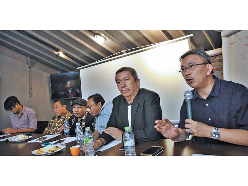 FOKUS PADA TAHAPAN PEMILU: (Dari kanan) Ketua Tepi Indonesia Jerry Sumampouw, Sekjen KIPP Indonesia Kaka Suminta, Ketua Kode Inisiatif Veri Junaidi, Kornas JPRR Sunanto, pengamat pemilu Yusfriadi, dan peneliti SPD Erik Kurniawan, memberikan pernyataan sika