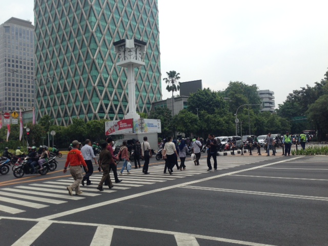 Pelican crossing di Halte TransJakarta Bank Indonesia, Selasa (4/9). Gubernur DKI Jakarta Anies Baswedan berencana membongkar jembatan-jembatan penyeberangan Tansjakarta untuk digantikan dengan pelican crossing dibuat untuk memudahkan penyandang disabilita