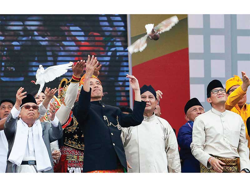DEKLARASI KAMPANYE DAMAI: Pasangan capres-cawapres nomor urut 01, Joko Widodo-Ma’ruf Amin, dan nomor urut 02, Prabowo Subianto-Sandiaga Uno, melepaskan burung merpati sebagai simbol perdamaian ketika mengikuti acara deklarasi kampanye damai di Monas, Jakar