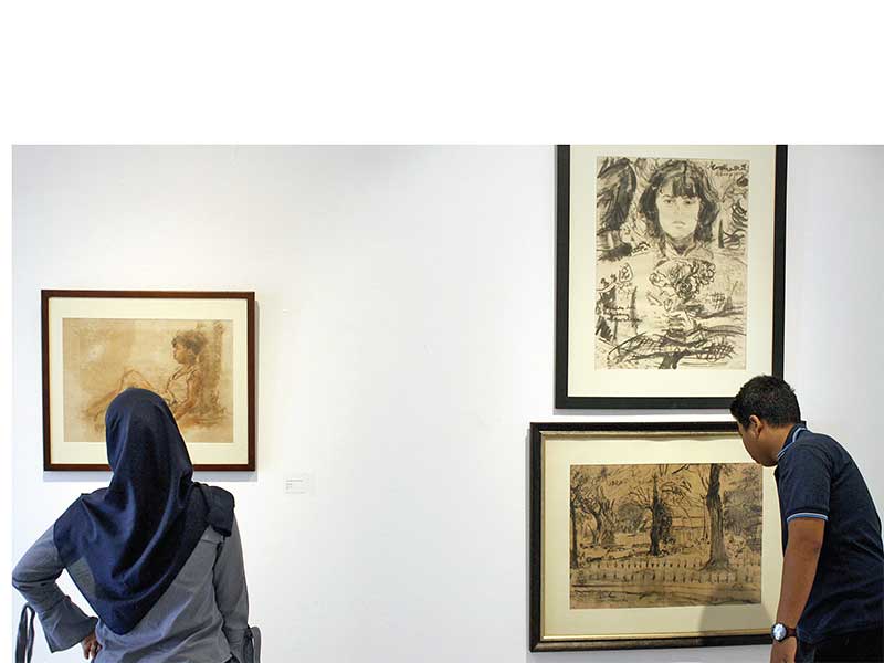 Pengunjung melihat Pameran Sketsa di Galeri Nasional, Jakarta, Rabu (5/9). Pameran Sketsa [Re] Kreasi Garis berlangsung pada 4–16 September 2018.