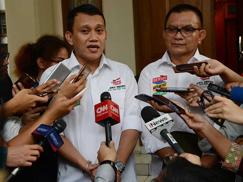 Wakil Ketua Tim Kampanye Joko Widodo-Ma'ruf Amin Sekjen PKB Abdul Kadir Karding (kiri) bersama dengan Sekjen Golkar Lodewijk Freidrich Paulus (kanan) memberikan keterangan setelah rapat tertutup di Posko Cemara, Menteng