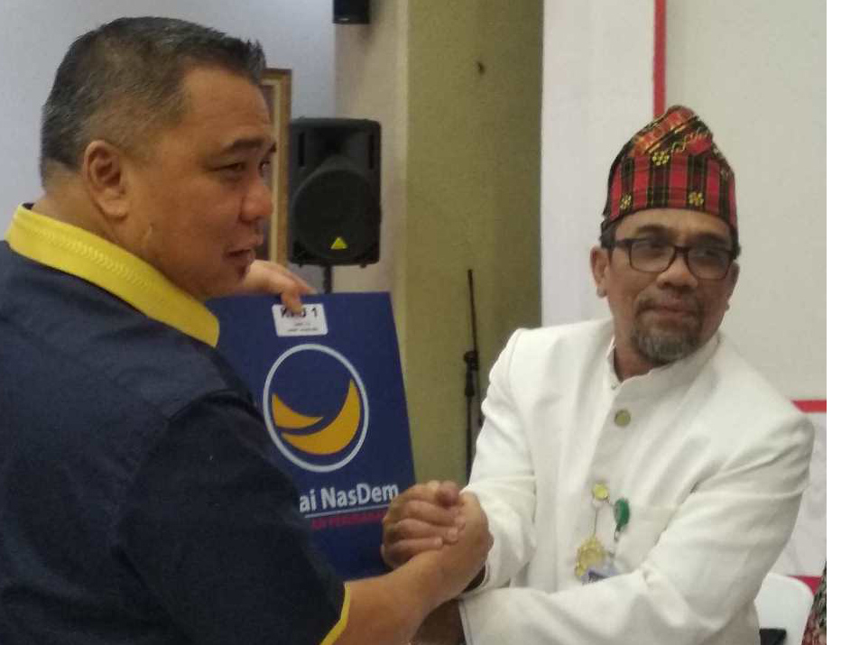 Bendum DPP Nasdem Ahmad Ali (kiri), bersama Kabiro Logistik KPU Purwoto Ruslan Hidayat (kanan) di KPU RI, Jakarta, Minggu (23/9). 