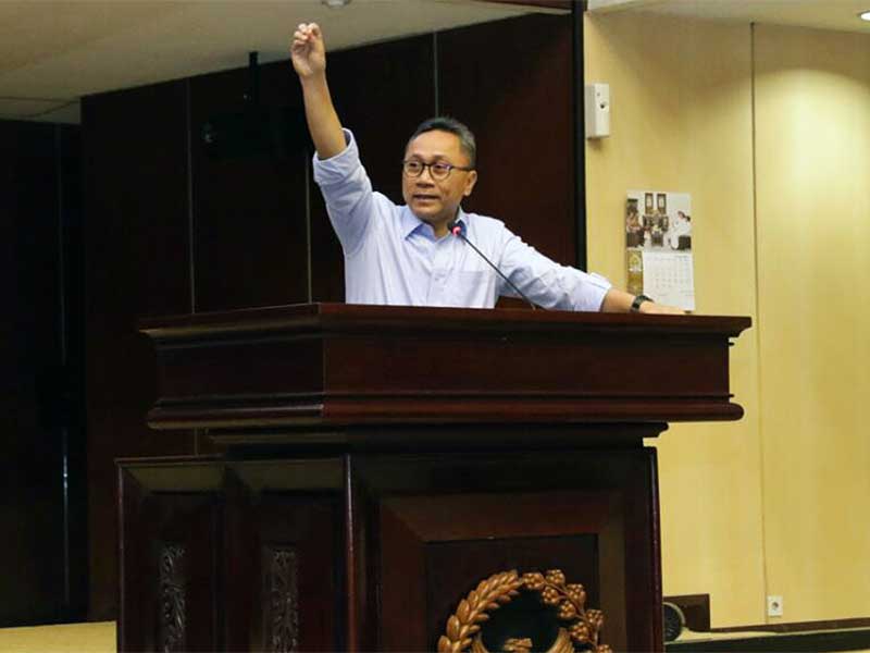  Ketua MPR Zulkifl i Hasan memberikan paparan saat berbicara dalam diskusi di kompleks parlemen, Senayan, Jakarta (12/3)