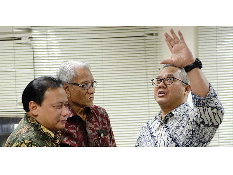 POLEMIK CALEG KORUPTOR: Ketua KPU Arief Budiman (kanan) berbincang dengan Ketua DKPP Harjono (tengah) dan Ketua Badan Pengawas Pemilu Abhan sebelum dimulainya rapat bersama antara KPU, Bawaslu dan DKPP di Kantor DKPP, Jakarta, Rabu (5/9) malam. Rapat terse