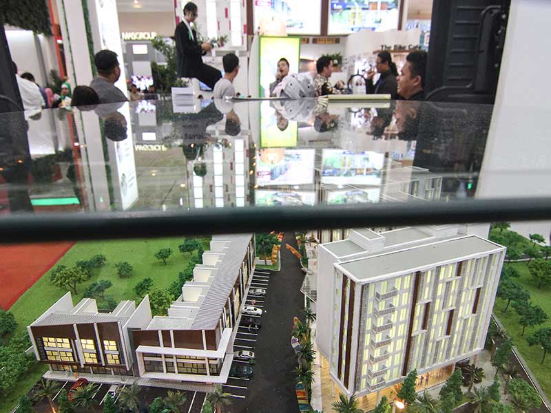  Pengunjung mengamati maket perumahan yang ditawarkan pada Indonesia Property Expo (IPEX) 2018 di Jakarta Convention Centre (JCC), Jakarta, Sabtu (22/9/2018). 