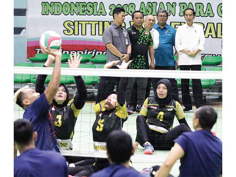 TINJAU PELATNAS ASIAN PARA GAMES: Presiden Joko Widodo dengan didampingi Ketua Inapgoc Raja Sapta Oktohari (kiri), CdM Asian Para Games 2018 Arminsyah (kedua dari kanan), dan Koordinator Staf Khusus Presiden Teten Masduki (tengah) meninjau pelatnas bola vo