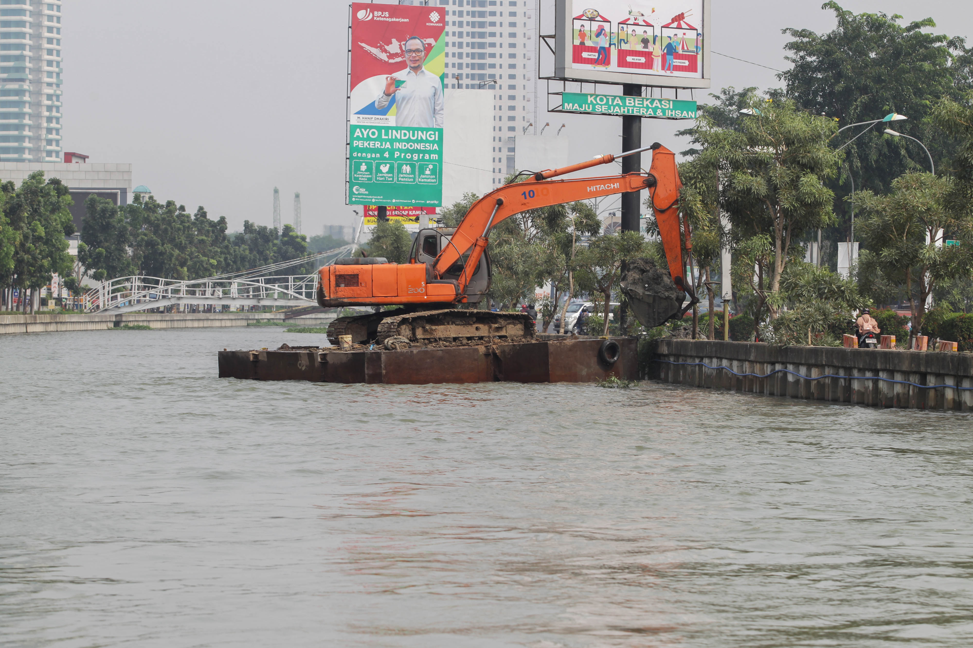 Alat berat mengeruk material endapan berupa lumpur bagian dari normalisasi Kalimalang, Bekasi, Jawa Barat, Kamis (12/7). Ini merupakan program lanjutan normalisasi Kalimalang setelah pemasangan turap pencegah banjir di kawasan Mall Metropolitan, Bekasi, Ja