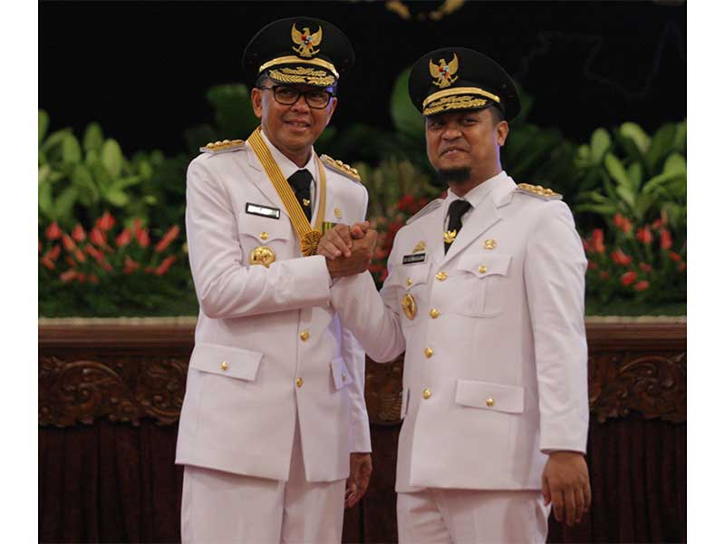 Gubernur dan wakil gubernur Sulawesi Selatan Nurdin Abdullah-Sumarsono seusai pelantikan di Istana Negara , Jakarta, Rabu (5/9).