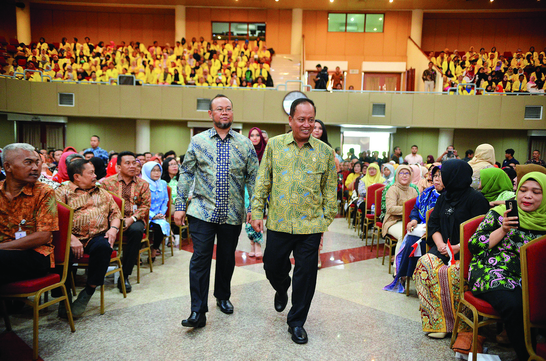 Menteri Riset Teknologi dan Pendidikan Tinggi M Nasir (kanan) didampingi Rektor UT Ajat Darojat hadir dalam Dies Natalies UT ke-34 di Kampus UT, Tangerang Selatan, Banten, Selasa (4/9/2018).