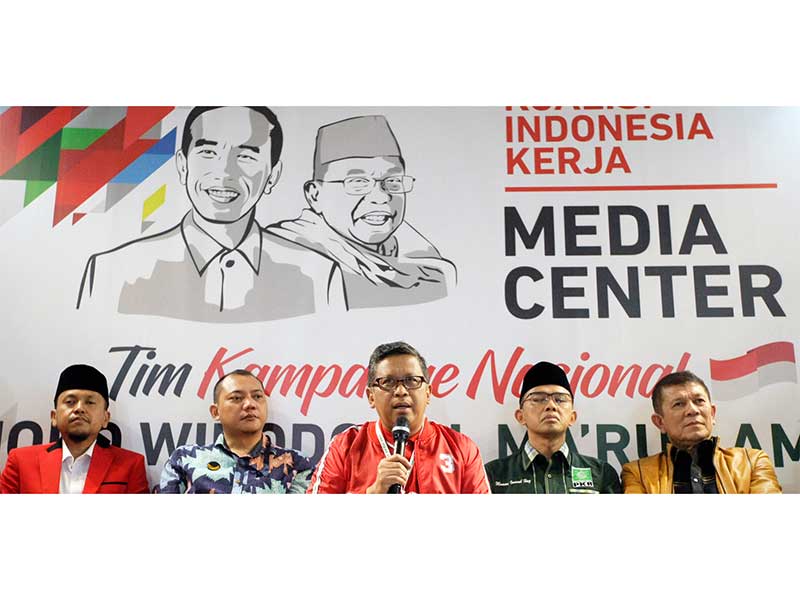 (kiri-kanan) Sekjen PKPI Verry Surya Hendrawan, Ketua Badan Advokasi Hukum DPP Partai NasDem Taufik Basari , Sekjen PDIP Hasto Kristiyanto , Politikus PKB Maman Imanulhaq, Sekjen Partai Hanura Harry Lontung, yang tergabung dalam Tim Kampanye Nasional saat 