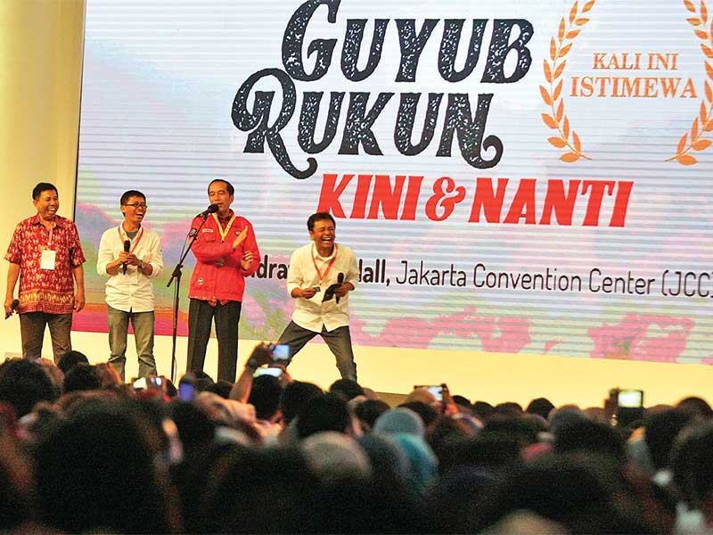 Presiden Joko Widodo berdialog dengan tiga alumnus Universitas Gadjah Mada (UGM) dalam ajang reuni akbar Keluarga Alumni Universitas Gadjah Mada (Kagama) di Jakarta Convention Center, Jakarta, Sabtu (22/9/2018)