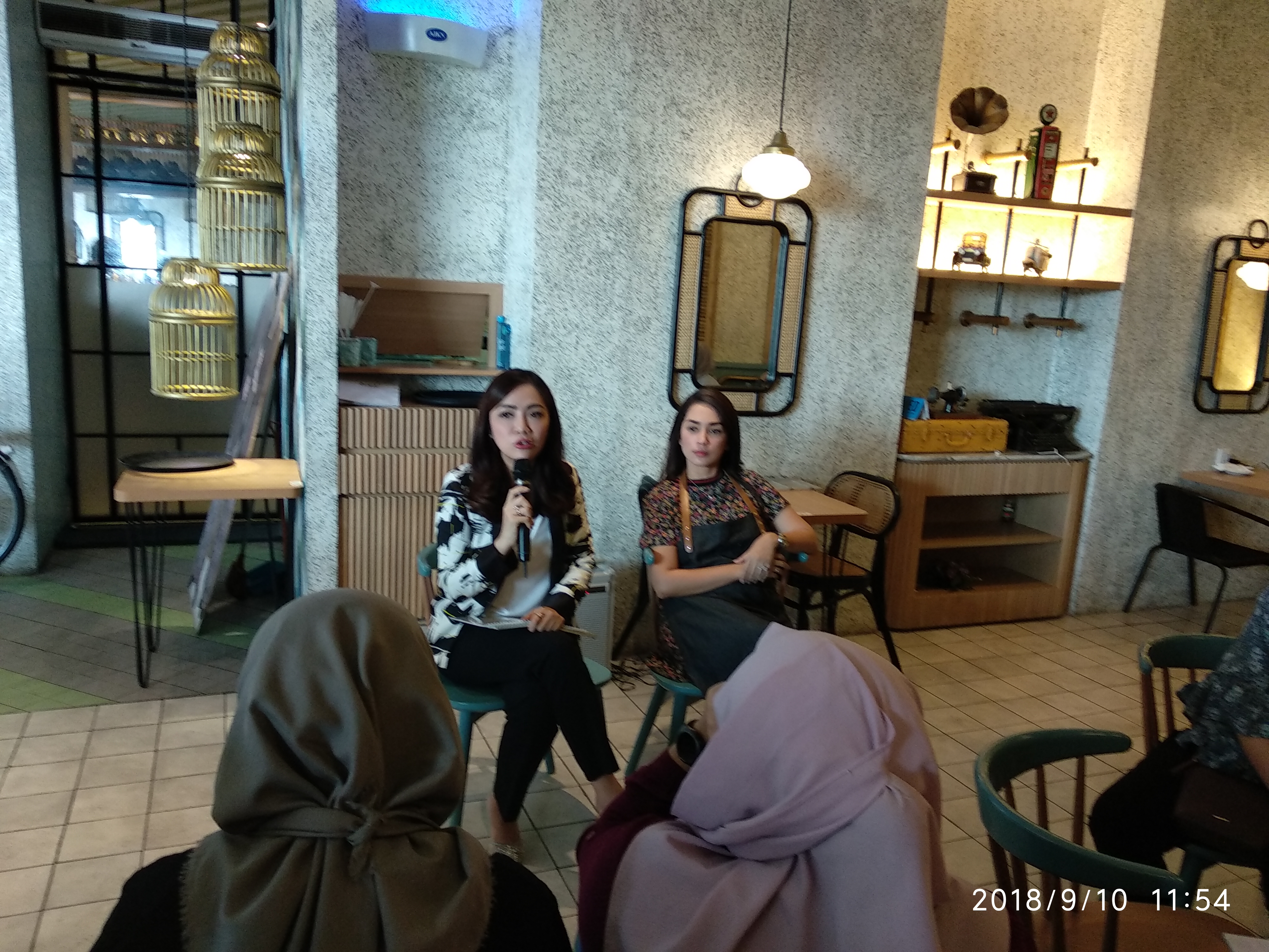 Ussy Sulistiawaty memaparkan kiatnya merawat kulit bersama Geby Syerly, pendiri Youth & Beauty Clinic.