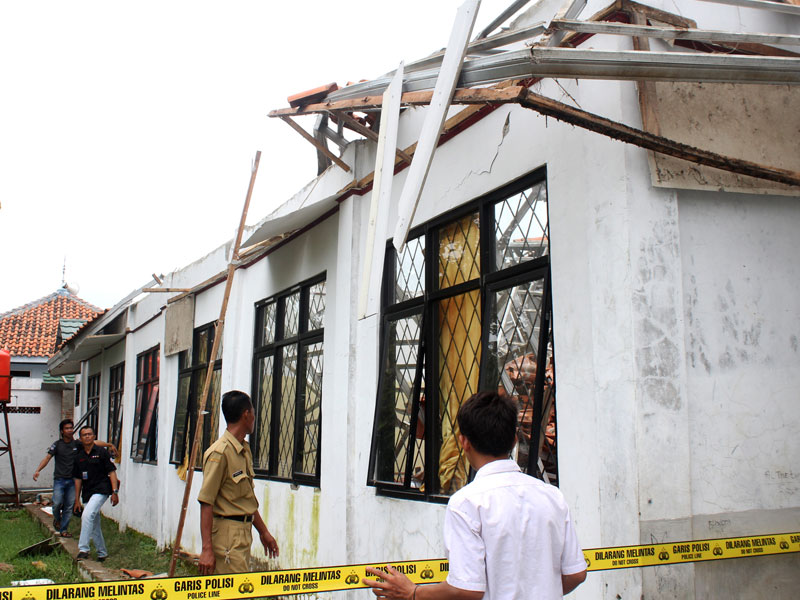 Sekolah Roboh, Siswa SD di Bekasi Belajar di Gudang