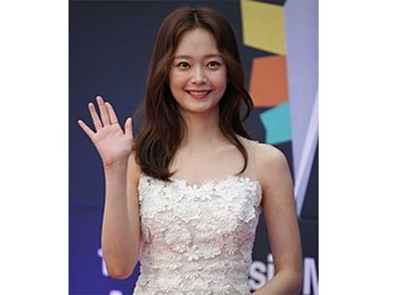 Jun So-min akan Berduet dengan Lee Sang-yeob di Top Star Yoo Baek