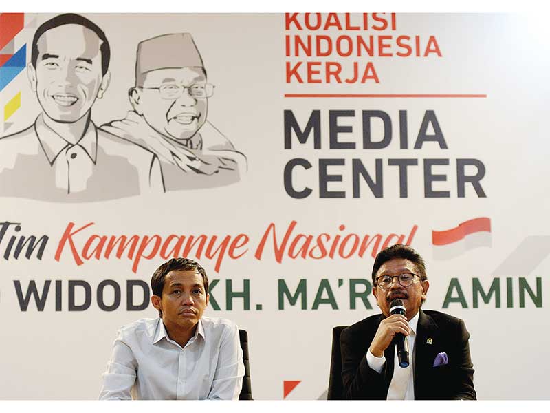 KOMITMEN KAMPANYE DAMAI: Wakil Ketua Tim Kampanye Nasional Joko Widodo-Ma’ruf Amin, Johnny G Plate (kanan), didampingi Wakil Sekretaris Raja Juli Antoni menyampaikan keterangan pers terkait dengan perkembangan terkini di Posko Cemara, Jakarta, kemarin. TKN