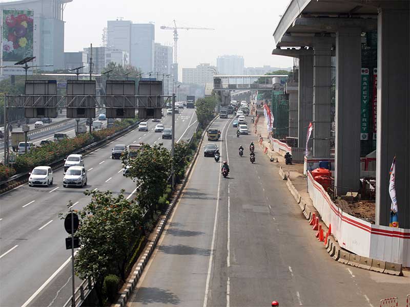 Suasana lengan lalulintas Jalan MT Haryono, setelah penerapan aturan plat nomor ganji-genap, Jakarta, Kamis (2/8).