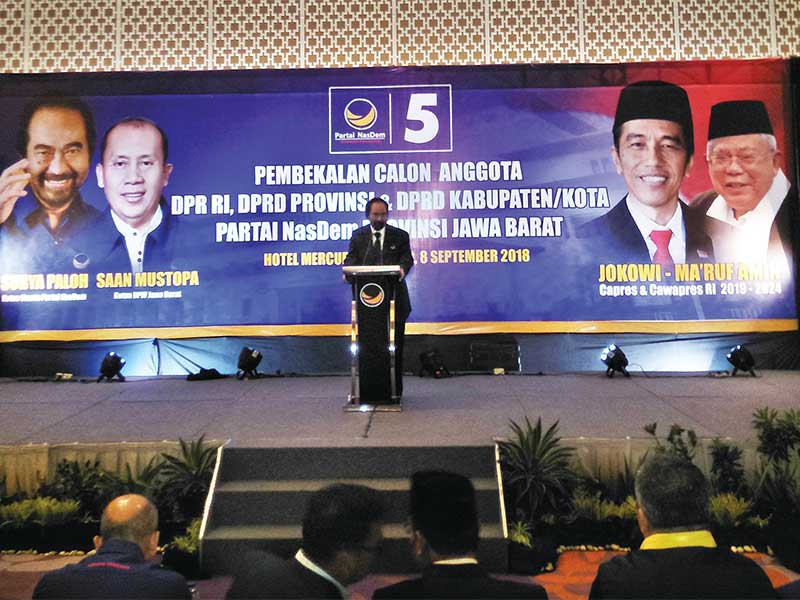 Ketua Umum Partai NasDem Surya Paloh memberikan wejangan kepada para bakal calon anggota legislatif dari Partai NasDem Provinsi Jawa Barat yang bakal bertarung di Pileg 2019, di Bandung, Sabtu (8/9/2018)