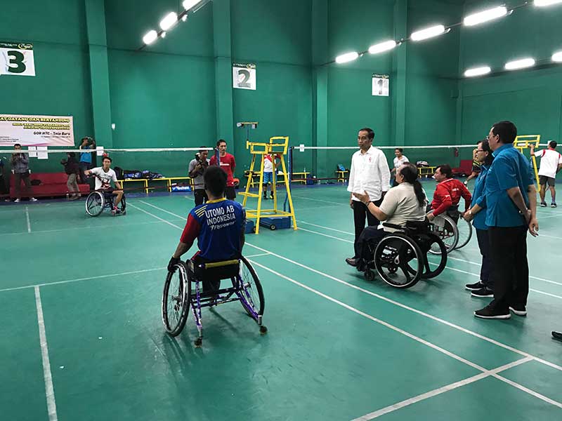 Presiden Joko Widodo mendengarkan penjelasan Presiden NPC Senny Marbun terkait persiapaan para atlet NPC menghadapi Asian Para Games 2018, di pusat pelatihan Hartono Trade Cantre, Sabtu (15/9/2018)