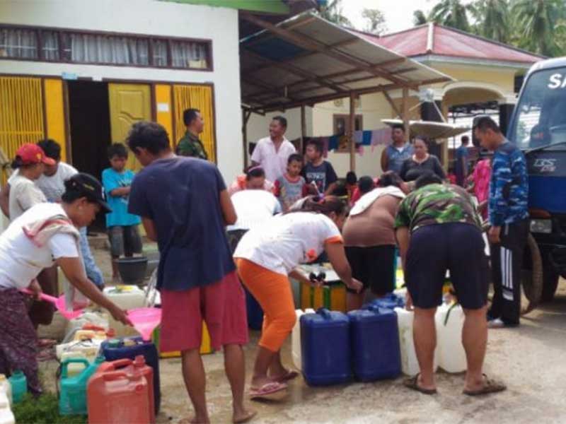 Satradar 224 TNI AU di wilayah Kwandang, Kabupaten Gorontalo Utara, Provinsi Gorontalo, melakukan penyaluran air bersih di wilayah krisis.