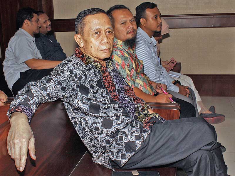 Terdakwa mantan anggota DPR dari Fraksi Demokrat Amin Santono (kiri) duduk menanti sidang perdana di Pengadilan Tipikor Jakarta, Kamis (20/9/2018)