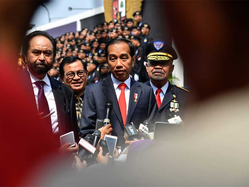 Presiden Joko Widodo didampingi Ketua Umum Partai NasDem Surya Paloh dan Gubernur Akademi Bela Negara (ABN) Partai NasDem IGK Manila, memberi kuliah umum kepada peserta pendidikan bela negara ABN Partai NasDem Angkatan II di Pancoran, Jakarta, (17/7/2018).
