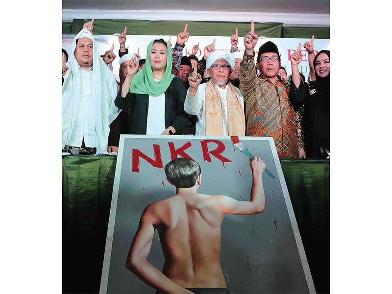 KADER GUS DUR DUKUNG JOKOWI-AMIN: Putri almarhum Abdurrahman Wahid (Gus Dur) Yenny Wahid (kedua dari kiri) bersama para kiai, ulama, dan habib yang tergabung dalam Konsorsium Kader Gus Dur mendeklarasikan dukungan untuk pasangan capres-cawapres nomor urut 