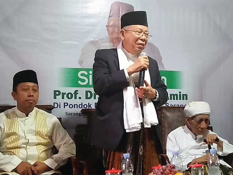 Bakal calon wakil presiden KH Ma’ruf Amin (tengah) yang didampingi Ketua Umum PPP Romahurmuziy, menemui ulama kharismatik KH Maimun Zubair (kanan) di Pondok Pesantren Al Anwar di Desa Karangmangu, Kecamatan Sarang, Rembang, Jawa Tengah, Selasa (4/9/2018)