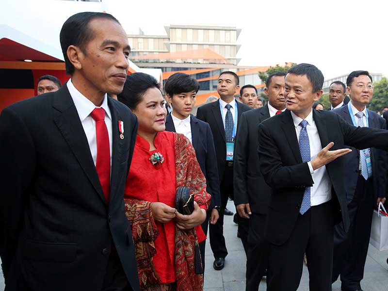 Presiden Joko Widodo ((kiri) dan Ibu Iriana Widodo (kedua kiri) disambut Jack Ma (tengah)