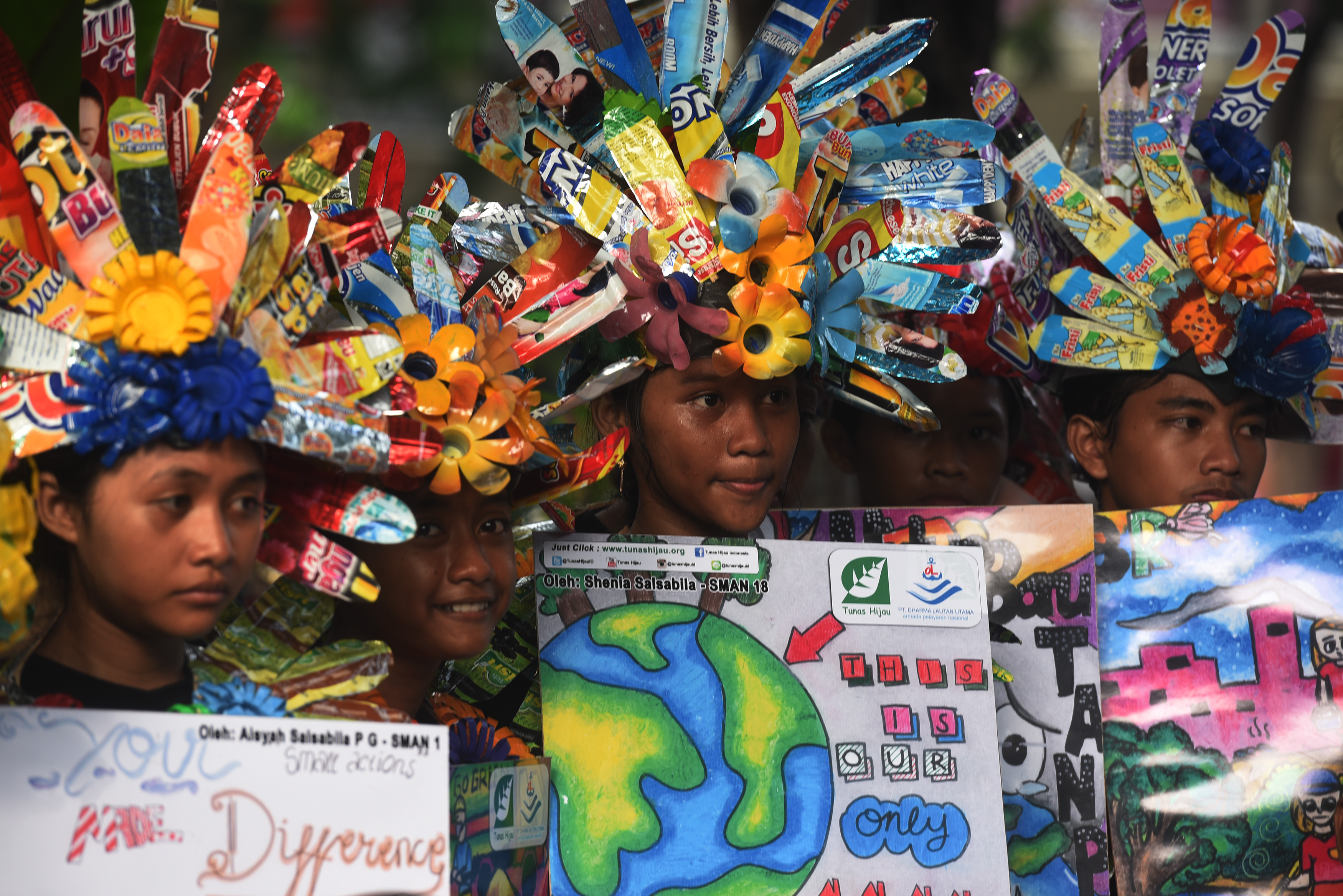 Peringati 1 Muharram, Ribuan Santri Karnaval Berkostum Limbah Sampah 