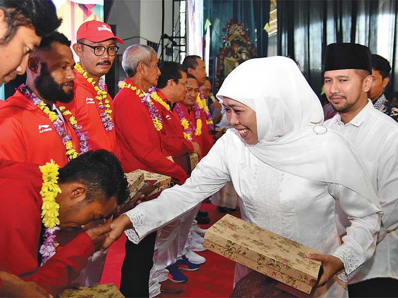 Gubernur Jawa Timur terpilih Khofi fah Indar Parawansa didampingi Wakil Gubernur Jawa Timur terpilih Emil Elestianto Dardak (kanan) memberikan apresiasi kepada atlet peraih medali Asian Games 2018 saat Tasyakuran Relawan Khofi fah-Emil di Surabaya, Jawa Ti