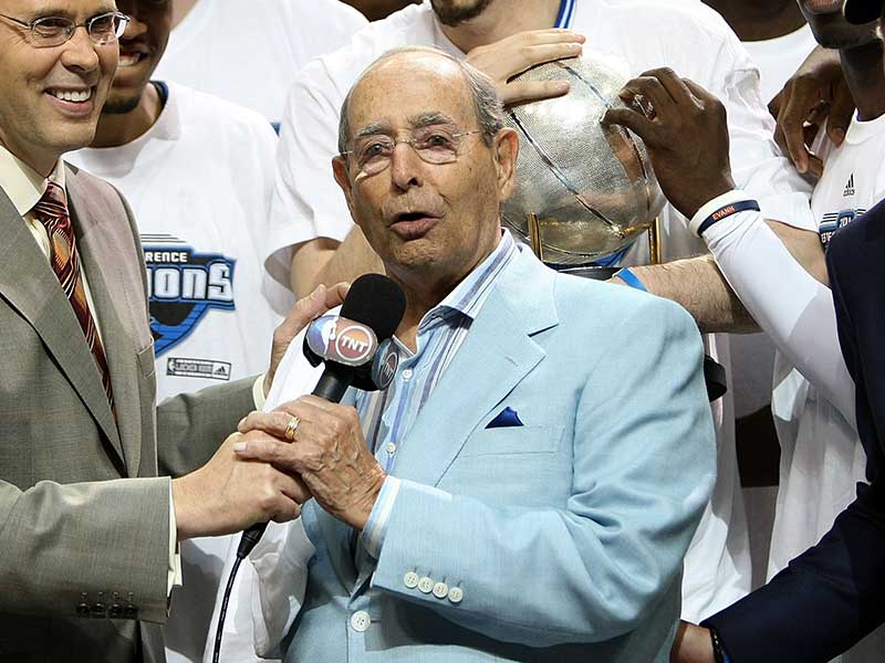 Pemilik Orlando Magic  Richard De Vos berpidato setelah timnya berhasil melaju ke final NBA 2009