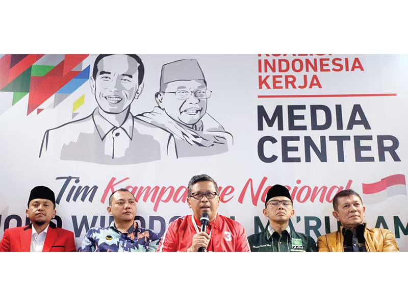 TKN SIAP LAWAN KAMPANYE HITAM: (Dari kiri) Sekjen PKPI Verry Surya Hendrawan, Ketua Badan Advokasi Hukum DPP Partai NasDem Taufi k Basari, Sekjen PDIP Hasto Kristiyanto , Politikus PKB Maman Imanul Haq, dan Sekjen Partai Hanura Harry Lontung, yang tergabun