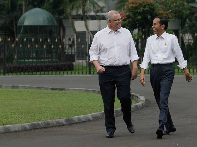 Presiden Joko Widodo berbincang sambil berjalan bersama Perdana Menteri Australia Scott Morrison di halaman belakang Istana Bogor, Jawa Barat, Jumat (30/8/2018)