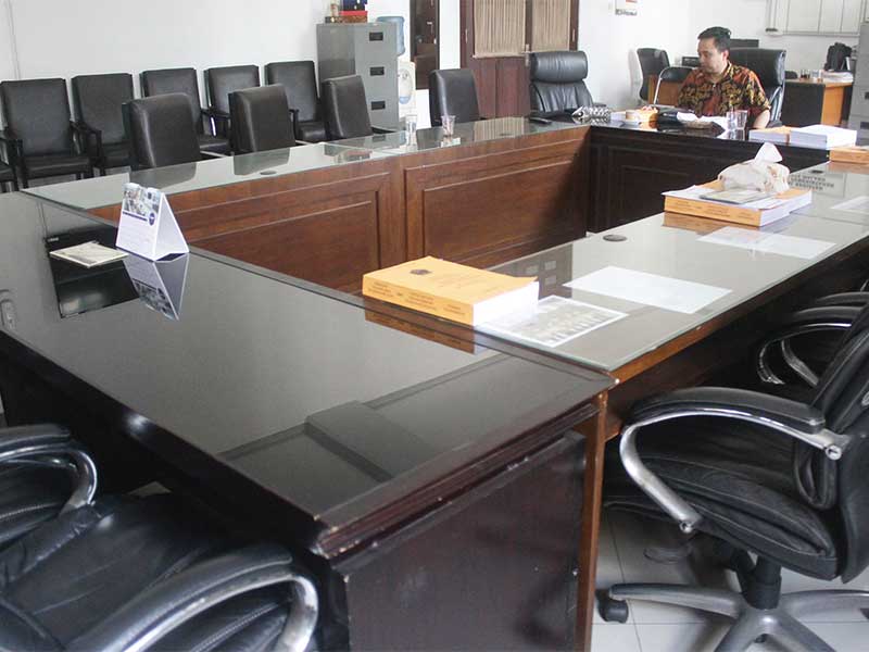 Anggota DPRD Kota Malang, Subur Triono, duduk sendiri di ruang rapat Komisi A yang kosong di Gedung DPRD Kota Malang, Jawa Timur, Selasa (4/9/2018)