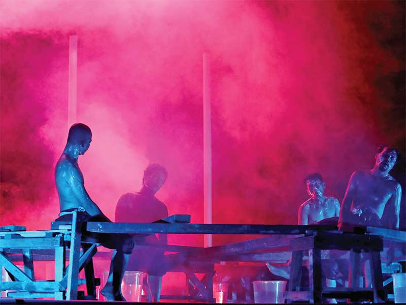 Salah satu adegan dalam pertunjukan Instalasi Macet yang dimainkan Teater Kubur di Gedung Graha Bhakti Budaya, Jakarta, Jumat (14/9/2018).