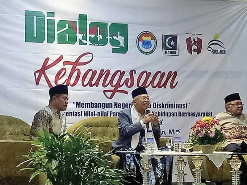 Dewan Pengarah Badan Pembinaan Ideologi Pancasila (BPIP) KH Ma’ruf Amin (tengah) didampingi Ketua PWNU Kalbar Hildi Hamid (kanan) dan akademisi Jipridin berbicara dalam Dialog Kebangsaan, di Pontianak, Kalimantan Barat, Sabtu (15/9/2018)