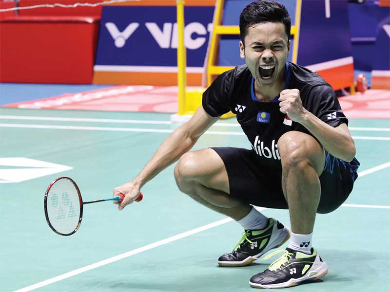 PRESTASI GEMILANG: Pebulu tangkis tunggal putra Indonesia, Anthony Ginting Sinisuka, mengekspresikan kegembiraan setelah mengalahkan pebulu tangkis Jepang, Kento Momota, dengan skor 23-21 dan 21-19 pada fi nal Tiongkok Terbuka 2018 di Changzhou, Tiongkok, 