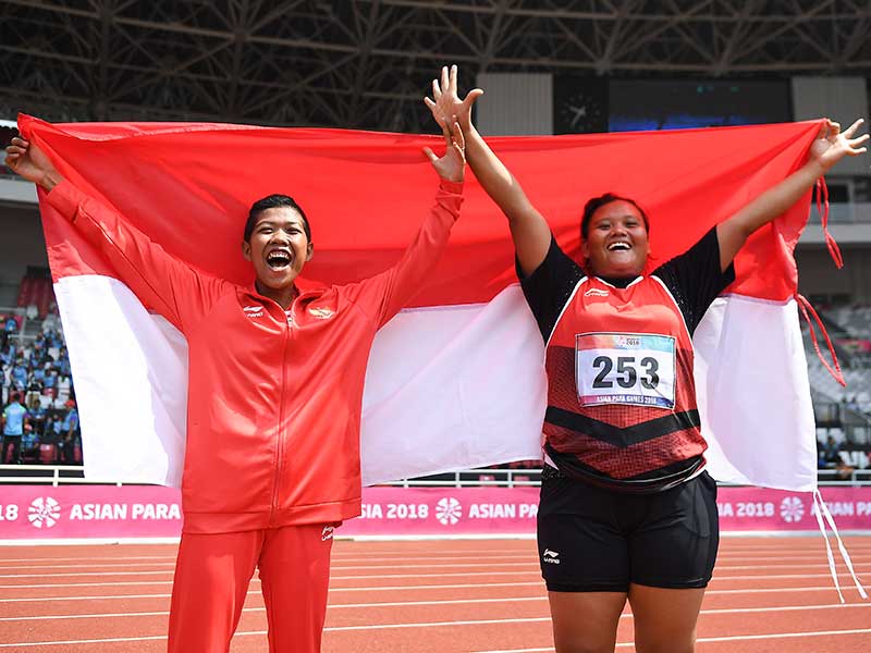 Atlet Indonesia Suparniyati (kanan) dan Tiwa meluapkan kegembiraan seusai bertanding pada babak final para atletik nomor tolak peluru F20 putri Asian Para Games 2018 di Stadion Utama GBK, Jakarta, Senin (8/10/2018).