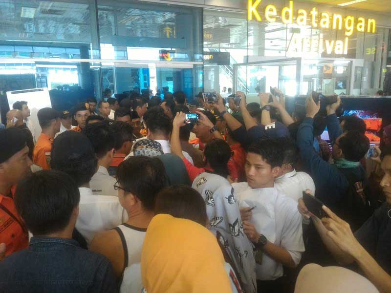 Keluarga korban jatuhnya pesawat Lion Air JT610 mendatangi posko bandara Depati Amir Pangkal Pinang, Kepulauan Bangka Belitung, Senin, 29 Oktober 2018. 