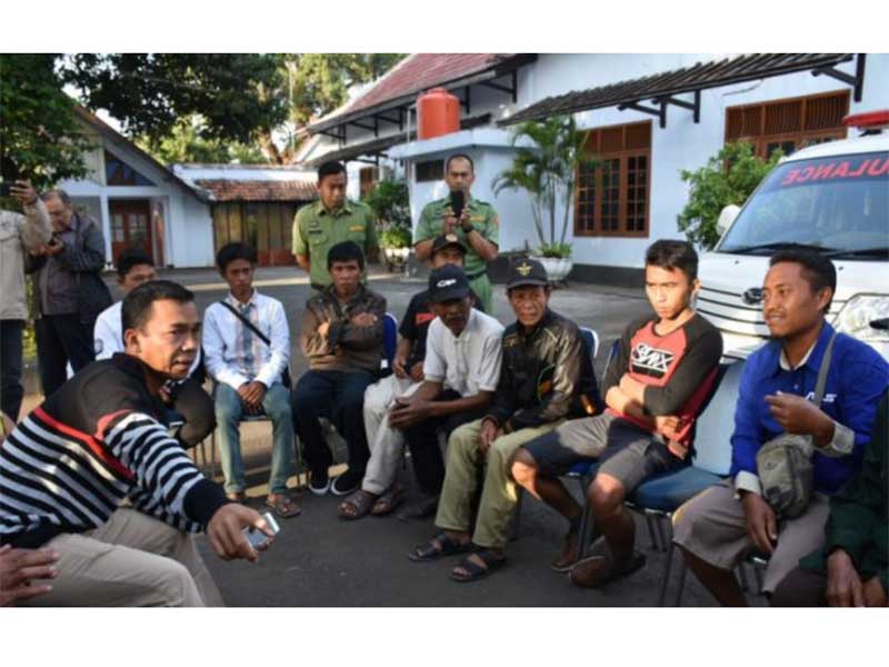 Bupati Batang Wihaji (Berkaos lurik) berbincang-bincang bersama korban selamat gempa dan tsunami di Sigi dan Donggala Sulawesi Tengah. 